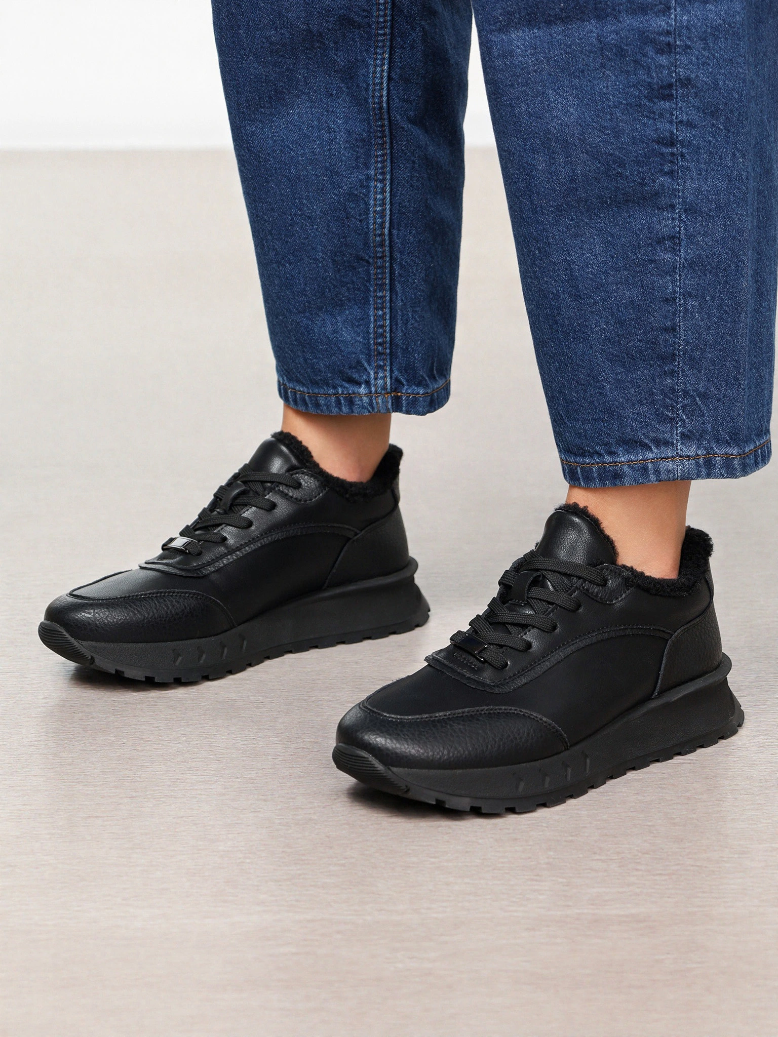 Кроссовки утепленные черного цвета на средней подошве